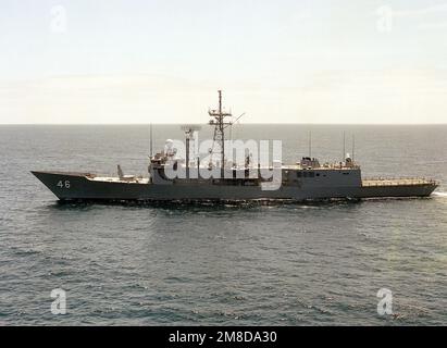 Vue en portique de la frégate de missile guidé USS RENTZ (FFG 46) en cours. Pays : inconnu Banque D'Images