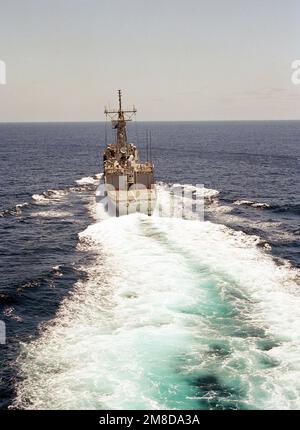 Vue de l'arrière de la frégate de missiles guidés USS RENTZ (FFG 46) en cours. Pays : inconnu Banque D'Images