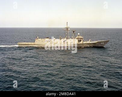 Une vue tribord du frégate de missile guidé USS RENTZ (FFG 46) est en cours. Pays : inconnu Banque D'Images