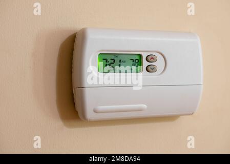 Thermostat numérique programmable réglé sur économie d'énergie 78 degrés. Régulateur de température mural pour climatisation et système de chauffage domestiques. Banque D'Images