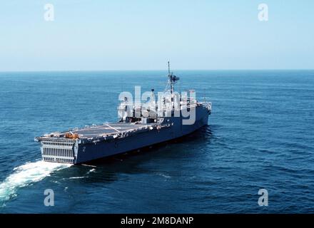 Vue à tribord du quai de transport amphibie USS VANCOUVER (LPD-2) en cours au large de la côte de San Diego. Pays : Océan Pacifique (POC) Banque D'Images