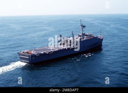 Vue à tribord du quai de transport amphibie USS VANCOUVER (LPD-2) en cours au large de la côte de San Diego. Pays : Océan Pacifique (POC) Banque D'Images