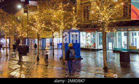 Glasgow, Écosse, Royaume-Uni 13th janvier 2023. Météo au Royaume-Uni : rue sauchiehall récemment rénovée et décorée avec sa nouvelle piste cyclable feux toute l'année Wet and Windy a vu des magasins tard dans la nuit dans la rue sauchiehall dans le centre-ville. Crédit Gerard Ferry/Alay Live News Banque D'Images