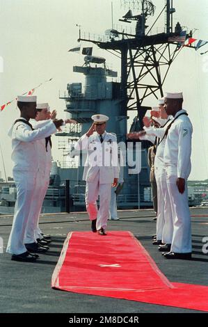 Les Sideboys saluent comme GEN. Colin L. Powell, États-Unis, président, chefs d'ÉTAT-MAJOR interarmées, arrive pour la cérémonie de changement de commandement au cours de laquelle l'ADM Leon A. Edney remplacera l'ADM Frank B. Kelso II à titre de commandant en chef des États-Unis Commandement de l'Atlantique. La cérémonie a lieu à bord du porte-avions USS JOHN F. KENNEDY (CV-67). Plus tard dans la journée, Kelso assumera le poste DE CHEF des opérations navales du SMA Carlisle A.H. Terst lors d'une cérémonie aux États-Unis Académie navale. Base: Naval Air Station, Norfolk État: Virginie (va) pays: Etats-Unis d'Amérique (USA) Banque D'Images