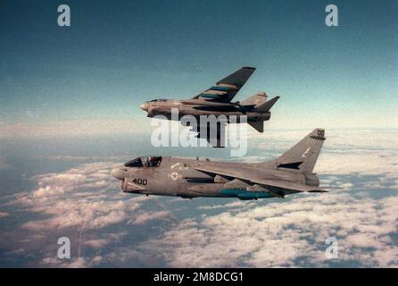 Un avion A-7E Corsair de l'escadron d'attaque 72 (va-72) s'éloigne de son escadre pour commencer une course de bombardement. Les avions sont basés à bord du porte-avions USS JOHN F. KENNEDY (CV-67). Pays : inconnu Banque D'Images