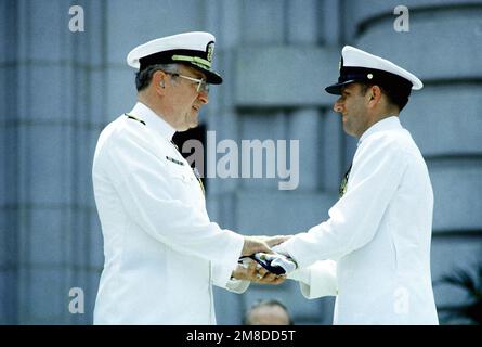 Le MAÎTRE-CHEF DE LA MARINE Duane R. Bushey présente le drapeau de la marine des États-Unis à l'amiral (ADM) Carlisle A.H. Trost à la cérémonie de passation de commandement au cours de laquelle Trost abandonne son poste de CHEF des opérations navales à l'ADM Frank B. Kelso II La cérémonie a lieu à l'Académie navale des États-Unis. Base: Annapolis État: Maryland (MD) pays: Etats-Unis d'Amérique (USA) Banque D'Images