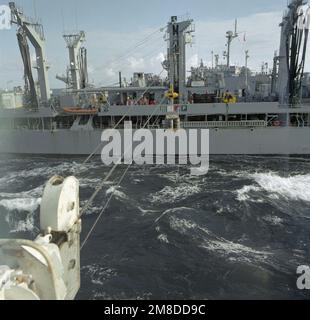 Vu de bord, le croiseur de missiles guidé USS JOSEPHUS DANIELS (CG-27), une palette est en haut d'une flotte de ravitaillement militaire de la flotte de commandement de Sealift aux JOSEPHUS DANIELS alors qu'une reconstitution en cours est effectuée pendant Unitas XXXI, Un exercice combiné impliquant les forces navales des États-Unis et neuf nations sud-américaines. Sujet opération/série: Unitas XXXI pays: Inconnu Banque D'Images