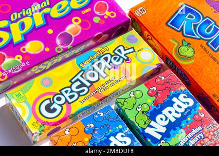 DOUCHANBÉ, TADJIKISTAN - 18 AOÛT 2022 : différents types de friandises américaines (Gobstopper, Spree, Runts, Nerds). Banque D'Images