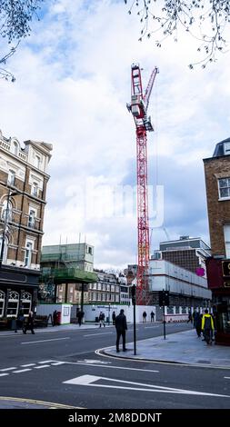 Un très grand crake derrick sur un site dans le centre de Londres avec la route principale et les piétons Banque D'Images