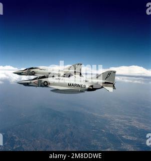 Deux appareils RF-4B Phantom II du Marine PHOTO-reconnaissance Squadron 3 (VMFP-3) passent au-dessus des montagnes lors d'un vol hors de la Marine corps Air Station, El Toro, Californie. Le VMFP-3, qui est la dernière unité d'aviation navale active à piloter le F-14 en opération, sera désactivé sur 10 août 1990. État : Californie (CA) pays : États-Unis d'Amérique (USA) Banque D'Images