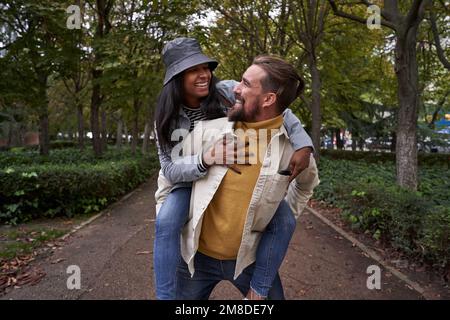 Un couple de courses mixtes très agréable pour passer une journée à l'extérieur. Banque D'Images