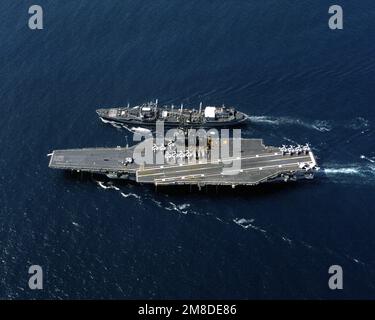 Vue en hauteur du graisseur USNS KAWISHIWI (T-AO-146), en cours de réapprovisionnement du porte-avions USS RANGER (CV-61). Pays : Océan Pacifique (POC) Banque D'Images