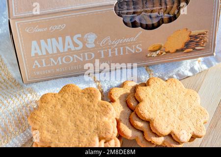 DUSHANBE, TADJIKISTAN - 18 AOÛT 2022 : Annas suédois sucrées thins d'amande originaux avec gingembre et cannelle (biscuits Pepparkaka ou Pepparkakor) sur lig Banque D'Images