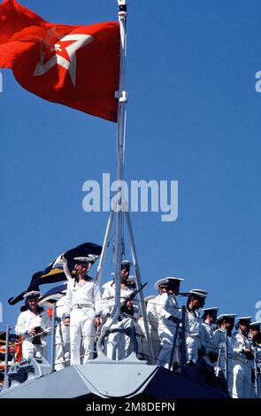 Les membres de l'équipage portent les rails sur l'arc de l'un des trois navires de la flotte du Pacifique soviétique qui arrivent à San Diego pour une visite de bonne volonté de cinq jours. Base: Naval Air Station, San Diego État: Californie (CA) pays: Etats-Unis d'Amérique (USA) Banque D'Images