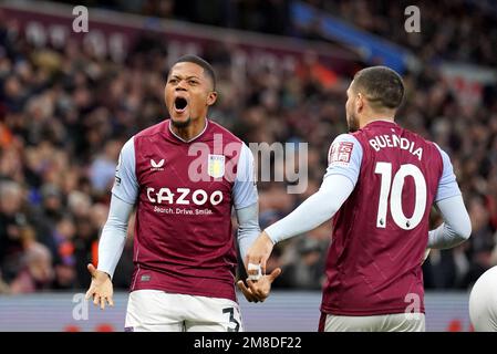 Leon Bailey, d'Aston Villa (à gauche), célèbre le premier but du match de sa partie lors du match de la Premier League à Villa Park, Birmingham. Date de la photo: Vendredi 13 janvier 2023. Banque D'Images