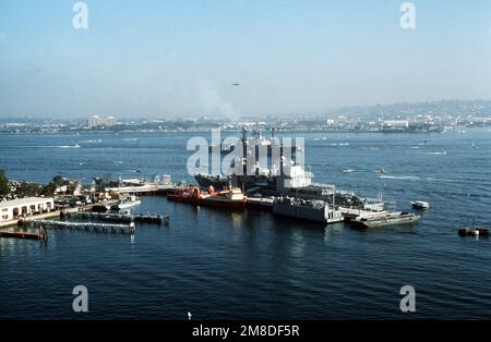 Les membres de l'équipage brandisent les rails sur les deux navires alors que le destroyer soviétique de classe Udaloy, L'AMIRAL VINOGRADOV, lance un hommage à l'arme à feu du croiseur de missiles guidé USS LAKE CHAMPLAIN (CG-57). Le VINOGRADOV passe devant la base aérienne navale de North Island, sur son chemin vers la station navale de San Diego pour une visite de quatre jours de bonne volonté. Base: San Diego État: Californie (CA) pays: Etats-Unis d'Amérique (USA) Banque D'Images