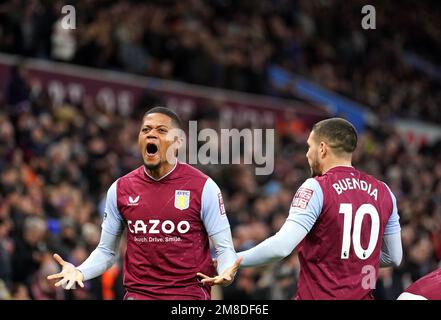 Leon Bailey, d'Aston Villa (à gauche), célèbre le premier but du match de sa partie lors du match de la Premier League à Villa Park, Birmingham. Date de la photo: Vendredi 13 janvier 2023. Banque D'Images