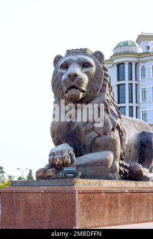 DOUCHANBÉ, TADJIKISTAN - 28 JUILLET 2022 : la statue du lion de pierre contre le ciel. Banque D'Images