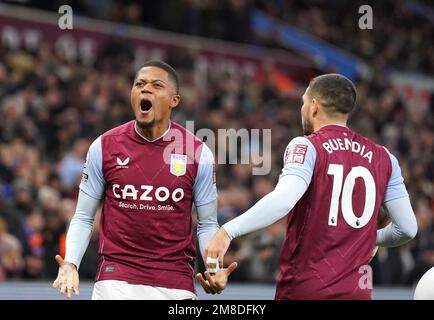 Leon Bailey, d'Aston Villa (à gauche), célèbre le premier but du match de sa partie lors du match de la Premier League à Villa Park, Birmingham. Date de la photo: Vendredi 13 janvier 2023. Banque D'Images