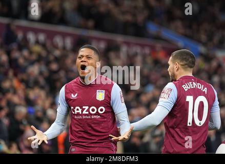 Leon Bailey, d'Aston Villa (à gauche), célèbre le premier but du match de sa partie lors du match de la Premier League à Villa Park, Birmingham. Date de la photo: Vendredi 13 janvier 2023. Banque D'Images