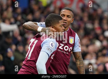 Leon Bailey, d'Aston Villa (à gauche), célèbre le premier but du match de sa partie lors du match de la Premier League à Villa Park, Birmingham. Date de la photo: Vendredi 13 janvier 2023. Banque D'Images