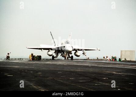 Un avion Hornet F/A-18C du Strike Fighter Squadron 113 (VFA-113) est prêt pour le lancement du catapulte no 4 à bord du porte-avions USS INDEPENDENCE (CV-62) lors de l'opération Desert Shield. Objet opération/série: BOUCLIER DU DÉSERT pays: Golfe d'Oman Banque D'Images