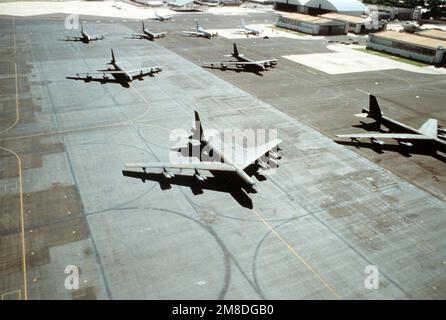 Une vue aérienne de plusieurs avions B-52 StratoFortress garés sur la ligne de vol pendant l'exercice Giant Warrior '90. Sujet opération/série: GUERRIER GÉANT '90 base: Base de l'armée de l'air de Hickam État: Hawaii (HI) pays: États-Unis d'Amérique (USA) Banque D'Images