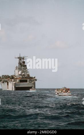 Deux engins d'atterrissage mécanisés LCM-8 se déplacent vers le pont à puits ouvert du navire d'assaut amphibie USS SAIPAN (LHA 2) pendant l'opération Sharp Edge. Les Marines embarquant à bord du SAIPAN sont envoyées aux États-Unis Ambassade à Monrovia, au Libéria, pour renforcer la sécurité et évacuer les ressortissants américains et étrangers des combats entre le gouvernement et les forces rebelles. Objet opération/série: SHARP EDGE pays: Océan Atlantique (AOC) Banque D'Images
