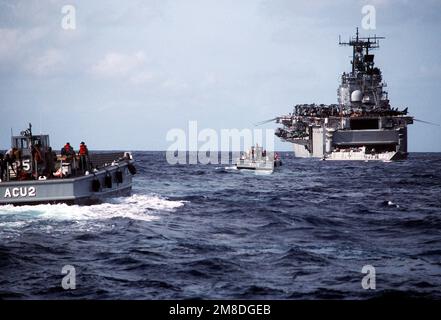 Deux engins d'atterrissage mécanisés LCM-8 s'approchent du navire d'assaut amphibie USS SAIPAN (LHA-2) tandis que l'embarcation utilitaire LCU-1643 s'éloigne du pont de puits DE SAIPAN pendant l'opération Sharp Edge. Les Marines embarquant à bord du SAIPAN sont envoyées aux États-Unis Ambassade à Monrovia, au Libéria, pour renforcer la sécurité et évacuer les ressortissants américains et étrangers des combats entre le gouvernement et les forces rebelles. Objet opération/série: SHARP EDGE pays: Océan Atlantique (AOC) Banque D'Images