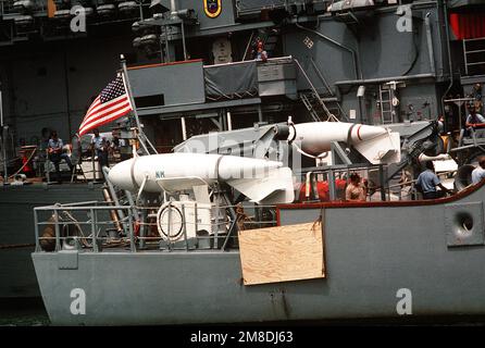 Les membres de l'équipage se tiennent sur la poupe de l'USS AVENGER (MCM-1) pendant que les préparatifs sont faits pour charger le navire de contre-mesure de la mine à bord du navire lourd NÉERLANDAIS SUPER SERVANT 3. Le SUPER SERVITEUR 3 transportera DES VENTRES et d'autres personnes dans le golfe Persique en réponse à l'invasion du Koweït par l'Iraq. Objet opération/série: DESERT SHIELD/STORM base: Naval Air Station, Norfolk État: Virginia (va) pays: États-Unis d'Amérique (USA) Banque D'Images