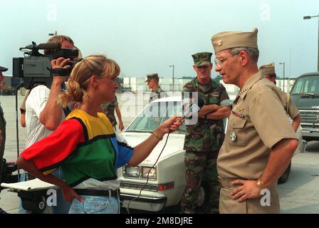 Leon A. Edney, commandant en chef, États-Unis Atlantic Command, est interviewé par un journaliste à la télévision. Edney est à bord de la station aérienne pour visiter les membres de l'escadron d'attaque marine 311 (VMA-311), qui se déploie en Arabie Saoudite pour soutenir l'opération Desert Shield. Objet opération/série: DESERT SHIELD base: MCAS, Cherry point État: Caroline du Nord (NC) pays: États-Unis d'Amérique (USA) Banque D'Images