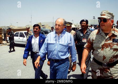 MAJ. GÉN. Donald L. Kaufman, chef, États-Unis Mission d'entraînement militaire en Arabie Saoudite, États-Unis Le Commandement central accompagne le Secrétaire à la Défense Richard Cheney à son arrivée durant l'opération Bouclier du désert. Objet opération/série : BOUCLIER DU DÉSERT pays : Arabie saoudite (SAU) Banque D'Images