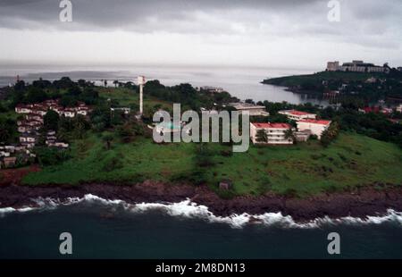 Une vue aérienne d'une ville sur une péninsule juste au nord de Freetown, la capitale du pays. La Sierra Leone est utilisée comme point de compensation pour les civils évacués du Libéria dans le cadre de l'opération Sharp Edge. Sujet opération/série : SHARP EDGE pays : Sierra Leone (SLE) Banque D'Images