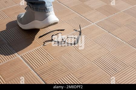 pied sur les lunettes. accident le verres cassés sur les carreaux de rue Banque D'Images