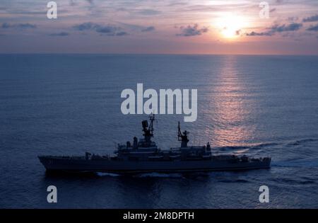 Vue en portique du croiseur de missiles guidé USS STERETT (CG 31) en cours. Pays : inconnu Banque D'Images