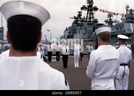 L'amiral Gennadi Khvatov, au centre à gauche, commandant de la flotte soviétique du Pacifique, et l'amiral Charles R. Larson, commandant en CHEF de la flotte américaine du Pacifique, saluent les couleurs lors d'un examen tenu lors d'une visite à Vladivostok par deux navires de la Marine américaine. Le croiseur de missiles guidé USS PRINCETON (CG 59) et la frégate de missiles guidés USS REUBEN JAMES (FFG 57) sont dans la ville pour quatre jours dans le cadre d'un programme d'échange de bonne volonté. Base: Vladivostok État: Sibérie pays: U.S.R. (DIM) Banque D'Images