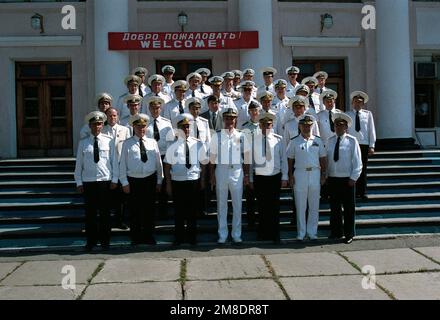 Les Américains et leurs hôtes soviétiques se réunissent devant une école de service de la marine soviétique lors d'une visite de bonne volonté du croiseur de missiles guidé USS PRINCETON (CG-59) et de la frégate de missiles guidée USS REUBEN JAMES (FFG 57). Au premier rang se trouvent l'amiral Gennadi Khvatov, troisième de gauche, commandant de la flotte du Pacifique soviétique; l'amiral Charles R. Larson, au centre, commandant en CHEF de la flotte du Pacifique américain; et le vice-amiral John H. Fetterman Jr., deuxième de droite, commandant de la Force aérienne navale de la flotte du Pacifique américain. Base: Vladivostok État: Sibérie pays: U.S.R. (DIM) Banque D'Images