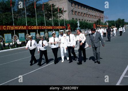 L'amiral Gennadi Khvatov, troisième de gauche, commandant de la flotte soviétique du Pacifique, s'entretient avec l'amiral Charles R. Larson, commandant en CHEF de la flotte américaine du Pacifique, alors qu'ils visitent une école de service de la marine soviétique lors d'une visite dans la ville par deux navires de la marine américaine. Le croiseur de missiles guidé USS PRINCETON (CG-59) et la frégate de missiles guidés USS REUBEN JAMES (FFG 57) sont à Vladivostok pendant quatre jours dans le cadre d'un programme d'échange de bonne volonté. Base: Vladivostok État: Sibérie pays: U.S.R. (DIM) Banque D'Images