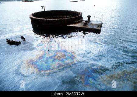 L'huile colore l'eau lorsqu'elle fuit de la coque submergée du cuirassé USS ARIZONA (BB 39). L'ARIZONA a été détruit après avoir pris des coups d'une torpille et de huit bombes lors de l'attaque japonaise sur Pearl Harbor, 7 décembre 1941. Base: Pearl Harbor État: Hawaï (HI) pays: Etats-Unis d'Amérique (USA) Banque D'Images