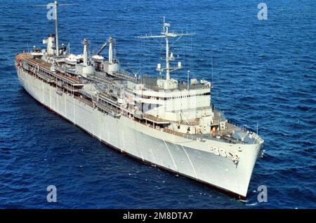 Un arc à tribord vue de l'arbalète sous-marin USS SIMON LAKE (AS-33) près d'Hawaï. Pays : Océan Pacifique (POC) Banque D'Images