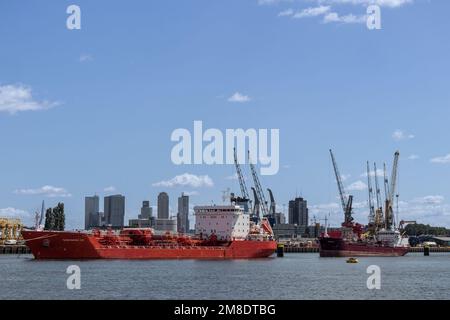 Scène du port de Rotterdam avec les navires-citernes Giovanni DP et Oracliff, à la fois pétrolier et chimique, devant les gratte-ciel de Rotterdam, Rotterdam, Hollande du Sud, pays-Bas, Europe Banque D'Images