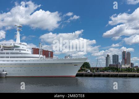 Hôtel navire SS Rotterdam, un ancien paquebot et bateau de croisière, en face de la ligne d'horizon du quartier de Kop van Zuid, Rotterdam, Hollande-du-Sud, pays-Bas, Europe Banque D'Images