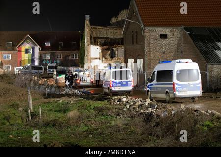 Erkelenz, Allemagne. 13th janvier 2023. Les véhicules de patrouille de police sécurisent la zone dans le hameau partiellement occupé. La société d'énergie RWE veut fouiller le charbon situé sous Lützerath - à cette fin, le hameau sur le territoire de la ville d'Erkelenz à la mine de lignite opencast Garzweiler II doit être démoli. Credit: Thomas Banneyer/dpa/Alay Live News Credit: dpa Picture Alliance/Alay Live News Banque D'Images