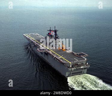 Vue du quartier portuaire du navire d'assaut amphibie USS WASP (LHD-1) en cours avec des membres de l'équipage qui sont en place sur les rails. Pays : inconnu Banque D'Images