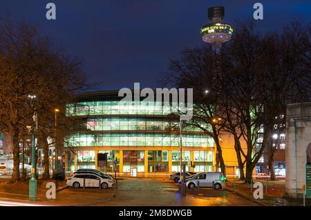 Immeuble de bureaux Torus, 1 Old Haymarket, Liverpool. Le phare de St John's sur la ligne d'horizon. Photo prise en janvier 2023. Banque D'Images