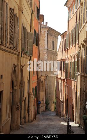 Rue étroite dans le centre historique d'Ancona, Italie (via Lazzaro Bernabei) Banque D'Images