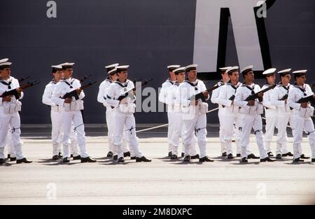 Des marins espagnols équipés de fusils d'assaut CETME modèle C se tiennent en formation sur le quai lors d'une revue navale internationale. Le roi d'Espagne Juan Carlos et la reine Sophia sont à Barcelone pour présider la revue, qui comprend le nouveau porte-avions de la marine espagnole. Base: Barcelone pays: Espagne (ESP) Banque D'Images