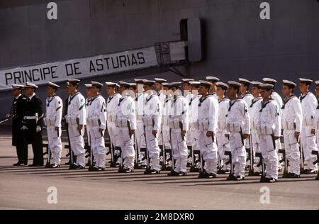 Des marins de la marine espagnole se tiennent en formation sur le quai lors d'une revue navale internationale. Le roi d'Espagne Juan Carlos et la reine Sophia sont à Barcelone pour présider la revue, qui comprend le nouveau porte-avions de la marine espagnole. Base: Barcelone pays: Espagne (ESP) Banque D'Images