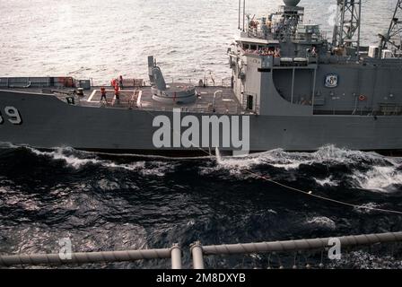 Vue portuaire de la partie avant de la frégate de missile guidé USS DOYLE (FFG-39) vue depuis le pont de vol du porte-avions à propulsion nucléaire USS ABRAHAM LINCOLN (CVN-72). Le LINCOLN et le DOYLE mènent des opérations de réapprovisionnement en cours. Pays: Mer des Caraïbes Banque D'Images