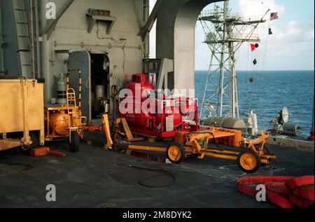 Un chariot de lutte contre l'incendie est chargé de conteneurs de mousse formant des films aqueux (AFFF) et de poudre Purple-K (PKP) à bord du porte-avions à propulsion nucléaire USS ABRAHAM LINCOLN (CVN-72). Pays: Océan Atlantique (AOC) Banque D'Images
